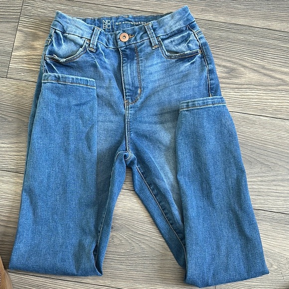 No Boundaries Blue High Rise Jeans Classic Fit - Picture 2 of 8
